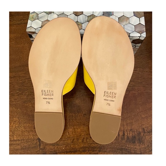 Eileen Fisher Edge Leather Thong Slide Sandals in Butter Yellow 7.5 - Picture 9 of 11